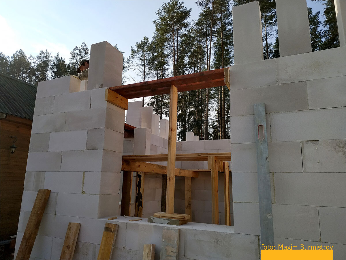 Деревянные опоры для оконных перемычек опираются на два бруска, прибиваем их просто гвоздями в газоблок. На самом широком окне возвели дополнительную центральную колонну.