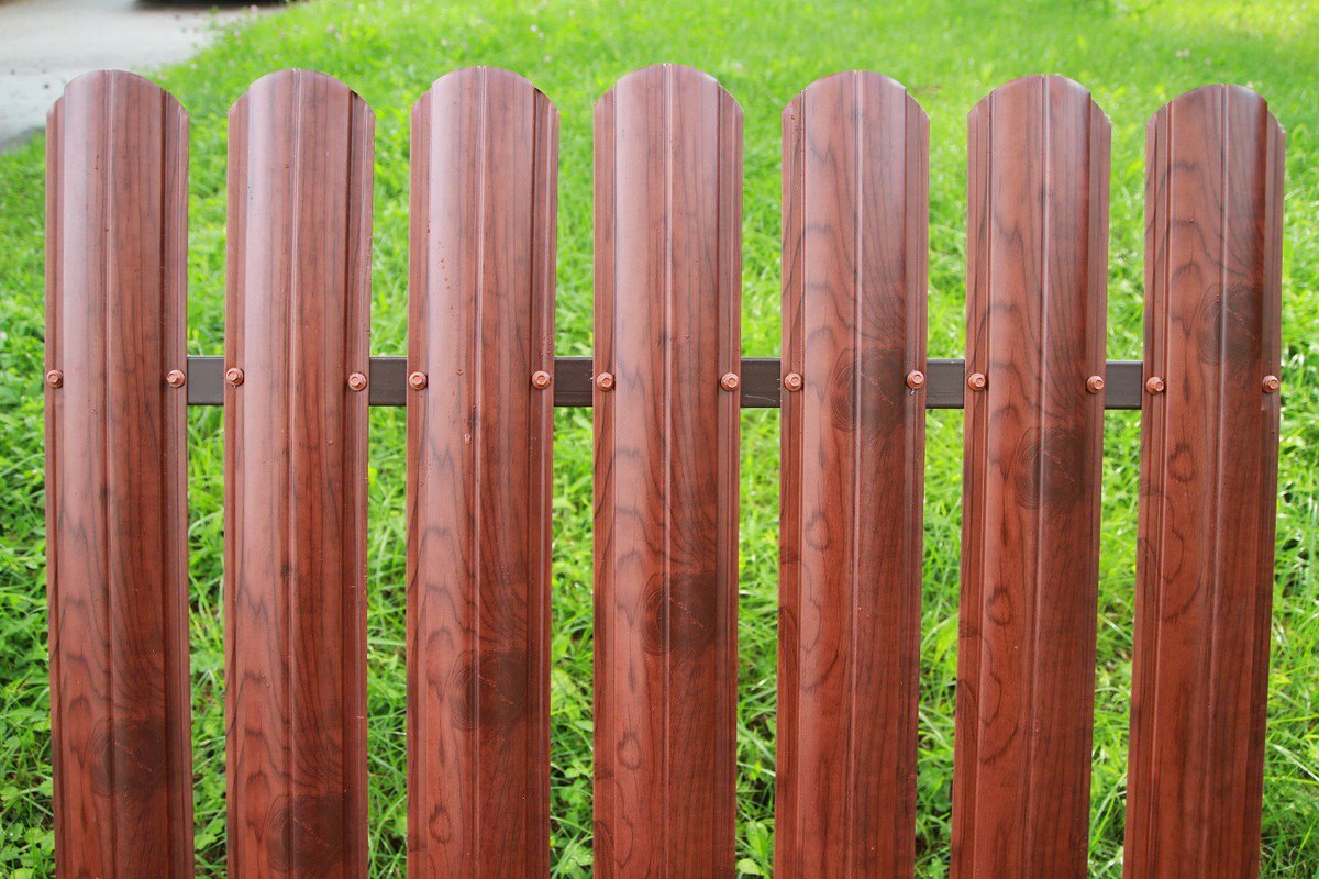 Пример монтажа забора из евроштакетника. Источник: Яндекс.Картинки