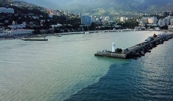 Грязевое пятно у берегов Ялты. Источник: крыминформ