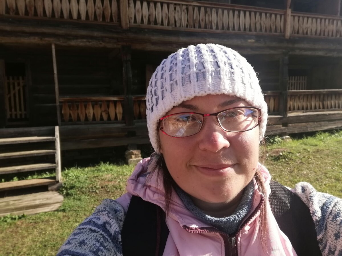 Я счастливая на фоне летного дома для большой семьи