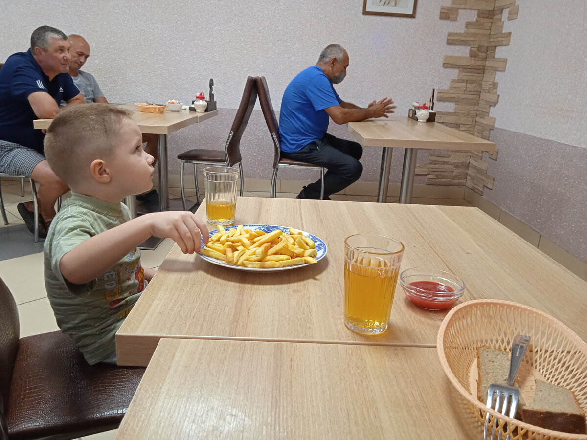 Кафе на стоянке "Фазенда", Пензенская область, М5. Фото автора