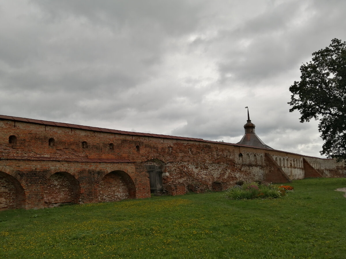 Стены старой части Кирилло-Белозерского монастыря. Фото автора