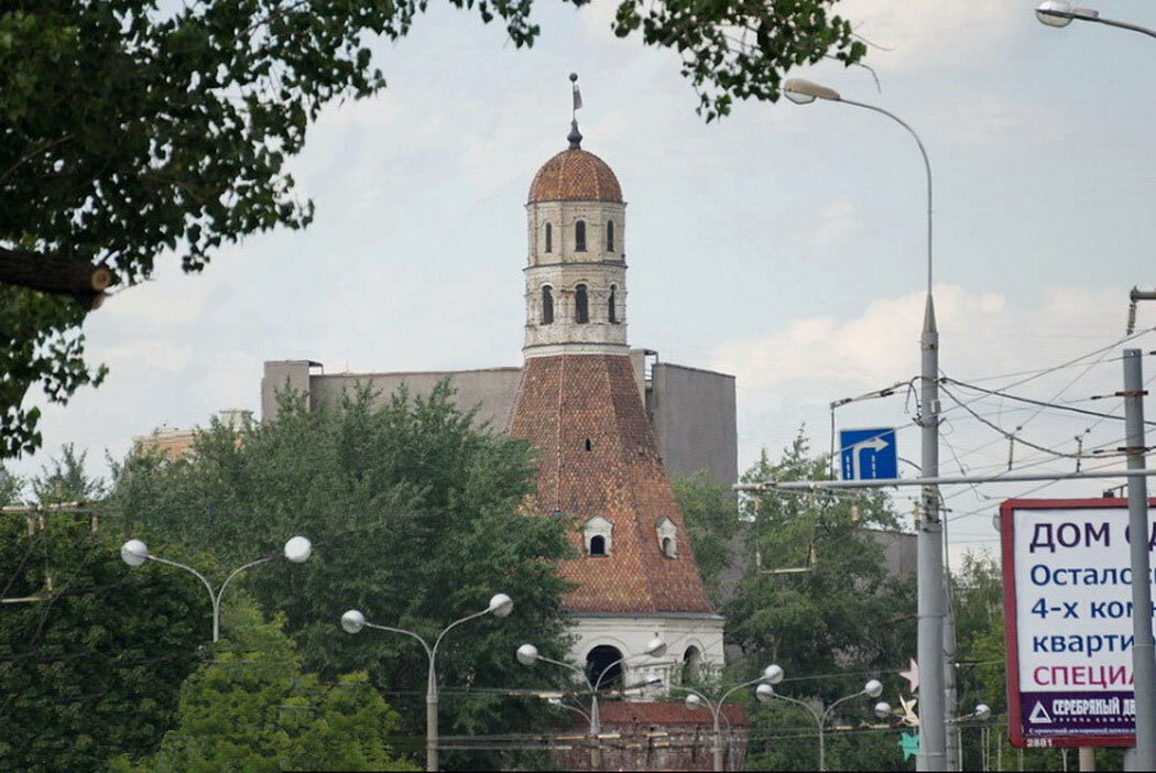 Башня «Дуло» 16 в. среди городской застройки. Зодчий (предположительно) Фёдор Конь