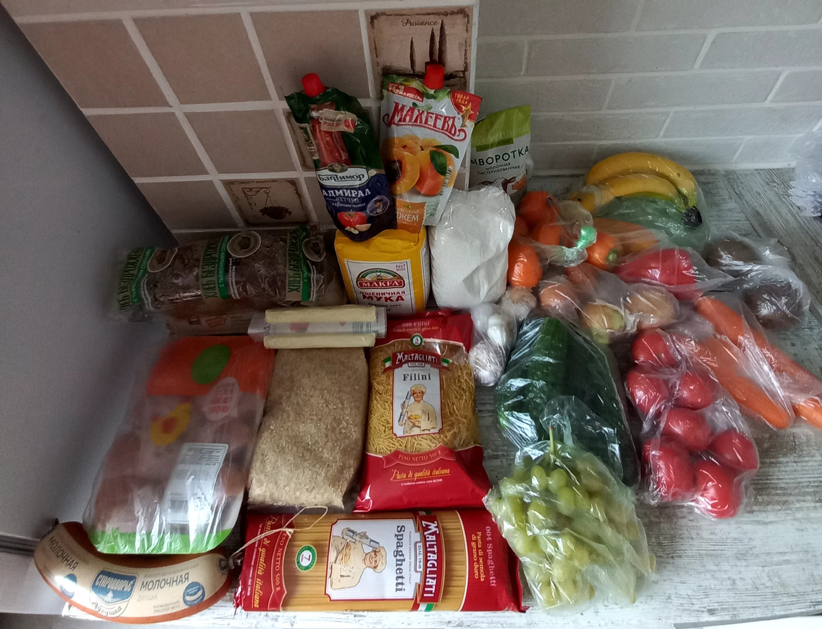 Все продукты уместились в двух больших пакетах. В этот раз я взяла впрок по акции макароны, хотя дома они ещё есть 