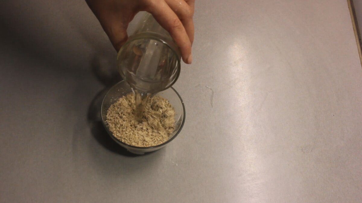 Нам надо 1 ложку грибного порошка. Замачиваем в  стакане воды