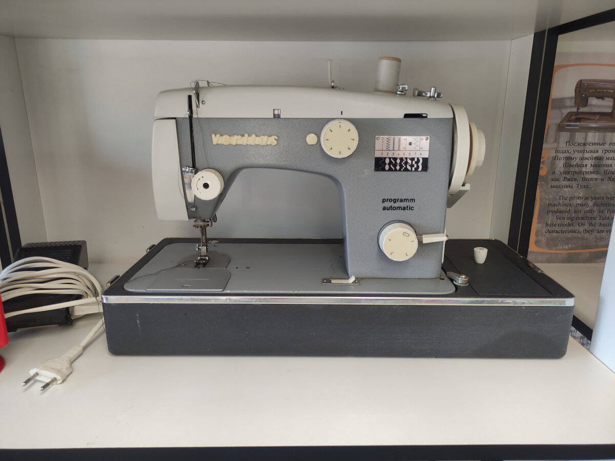 Вот такая машина у нее была. На ней я училась шить.