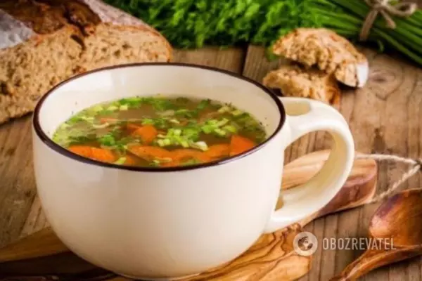 Суп подаем с ложкой сметаны и гренками