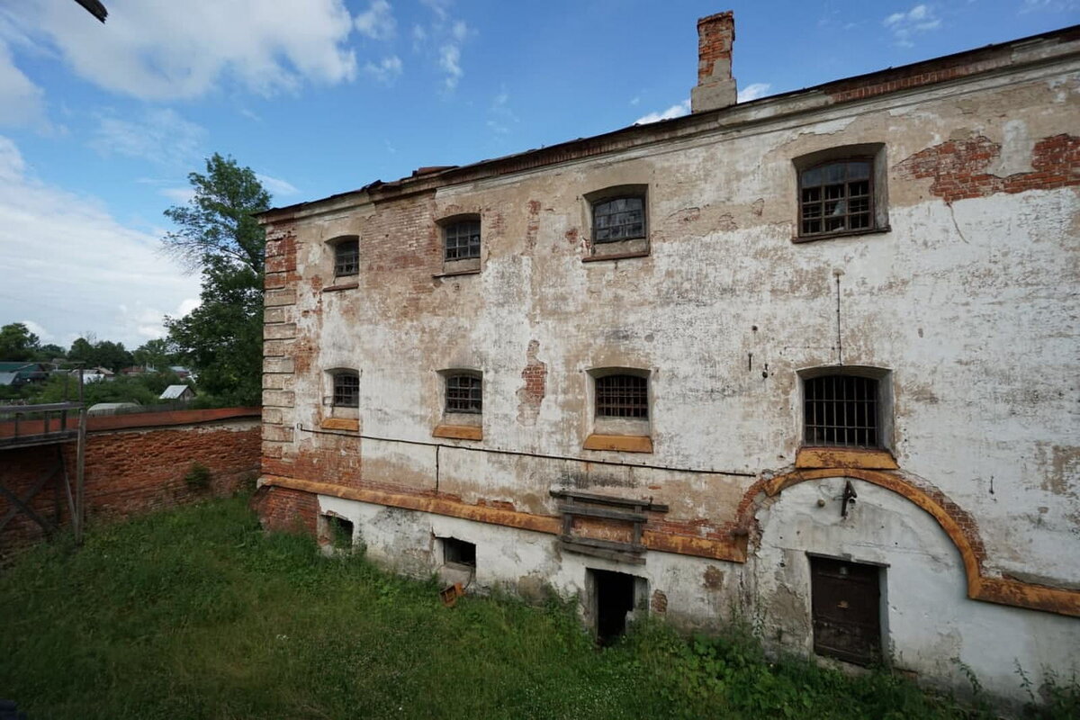 Левое крыло замка