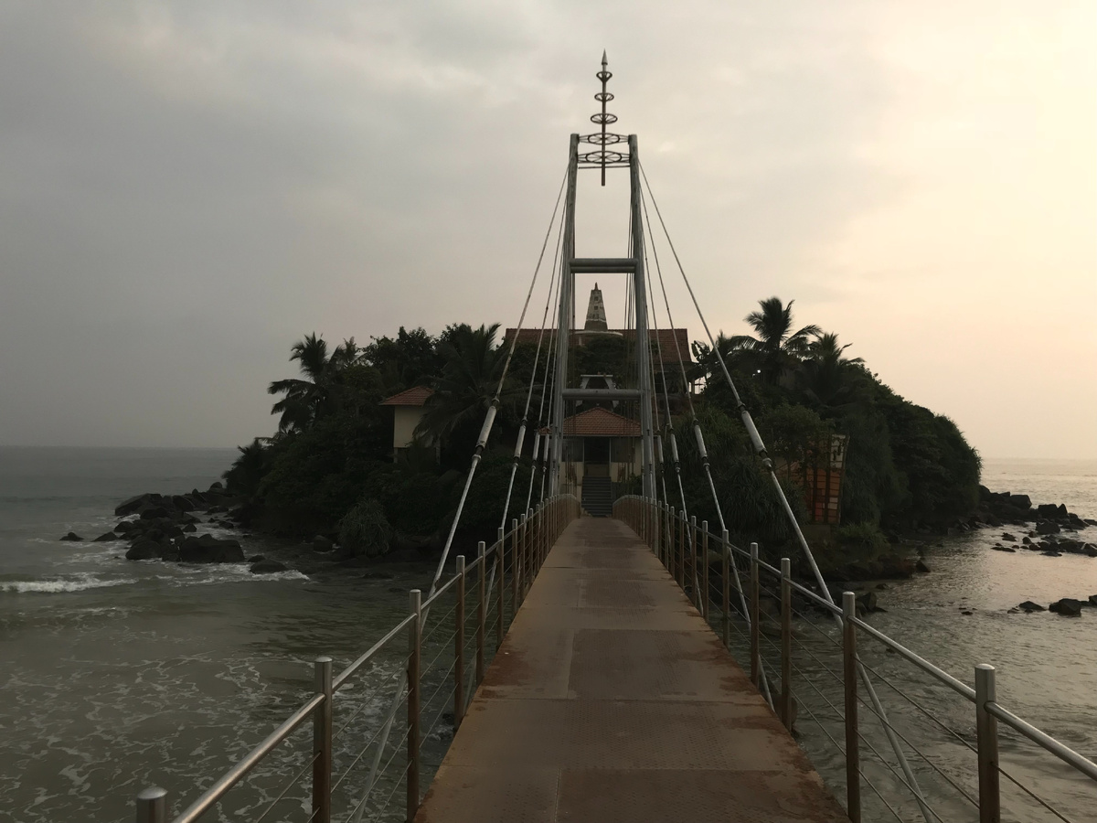 Вид на храм со стороны набережной Матары