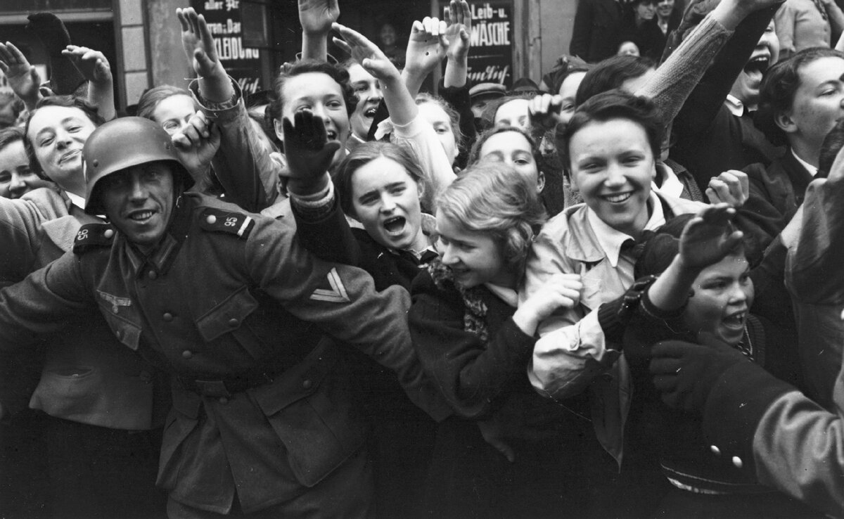 Жители Вены встречают немецкие войска в марте 1938 года.
