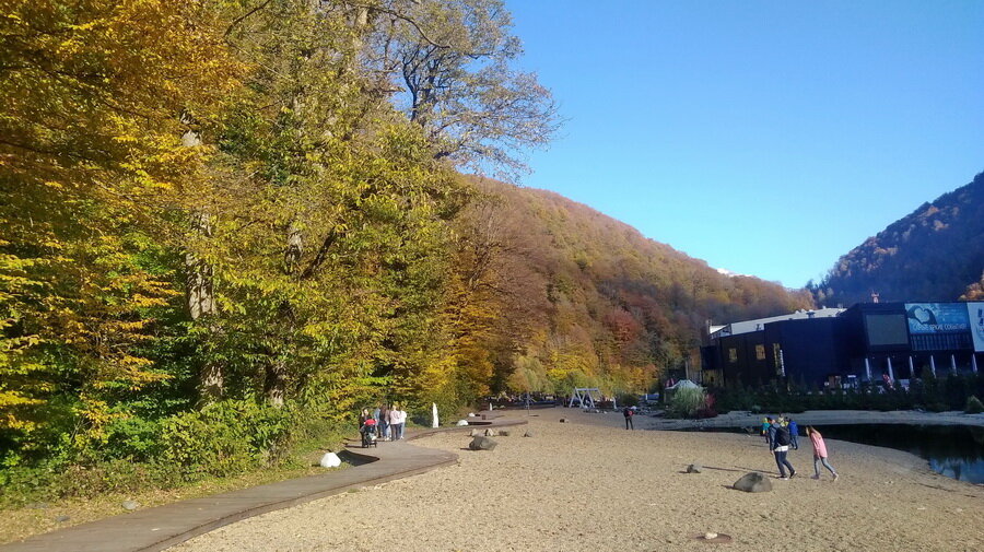 Слева отсюда вход на тропу. 