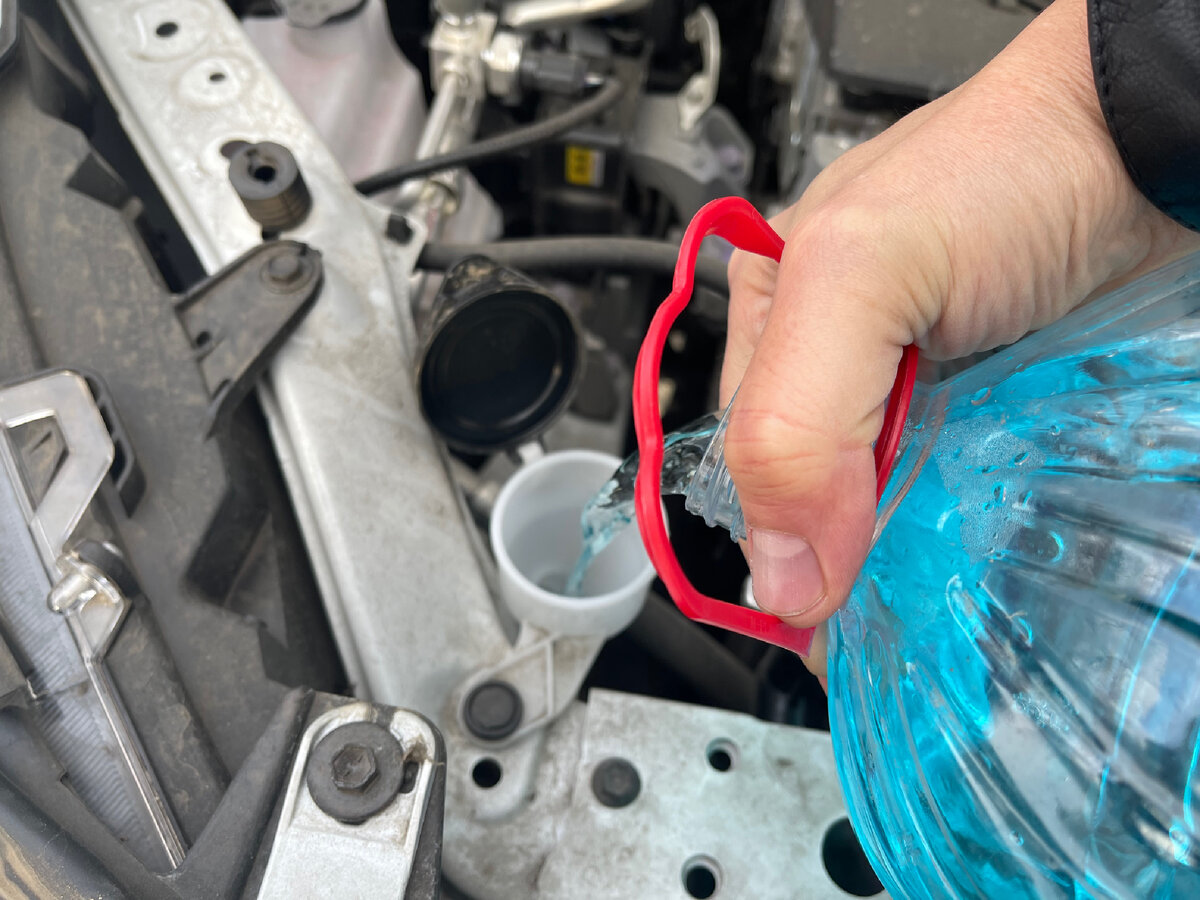 Заливаем качественную жидкость стеклоомывателя 