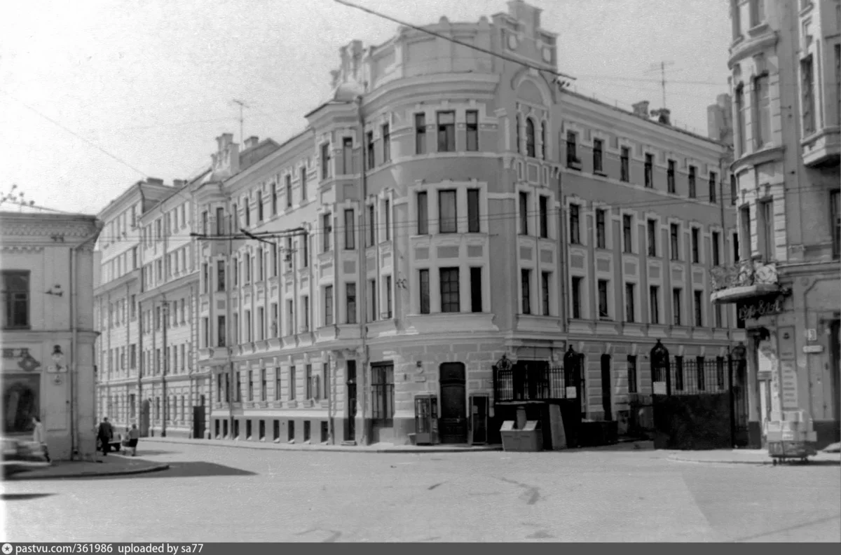 Дом, где жил Виктор Терехов - Мерзляковский переулок, 15, 1967 – 1969 г. Справа видны чугунные ворота. Источник - слайд.