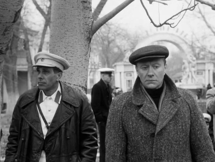 К семидесятым годам Андрей Миронов подошел любимцем публики. Открытки с его фотографией расходились в киосках как горячие пирожки. Зритель ломился на спектакли с его участием.-13