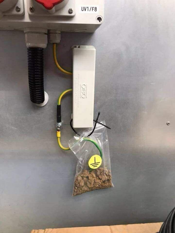 Источник: https://www.reddit.com/r/techsupportgore/comments/ni6ttv/efficient_electrical_ground