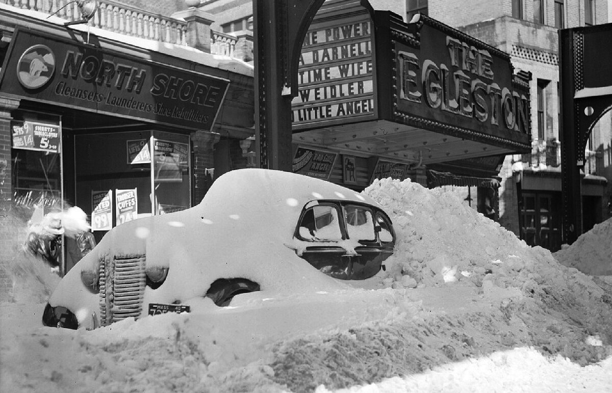 1939 год. Практически полностью занесенный снегом автомобиль