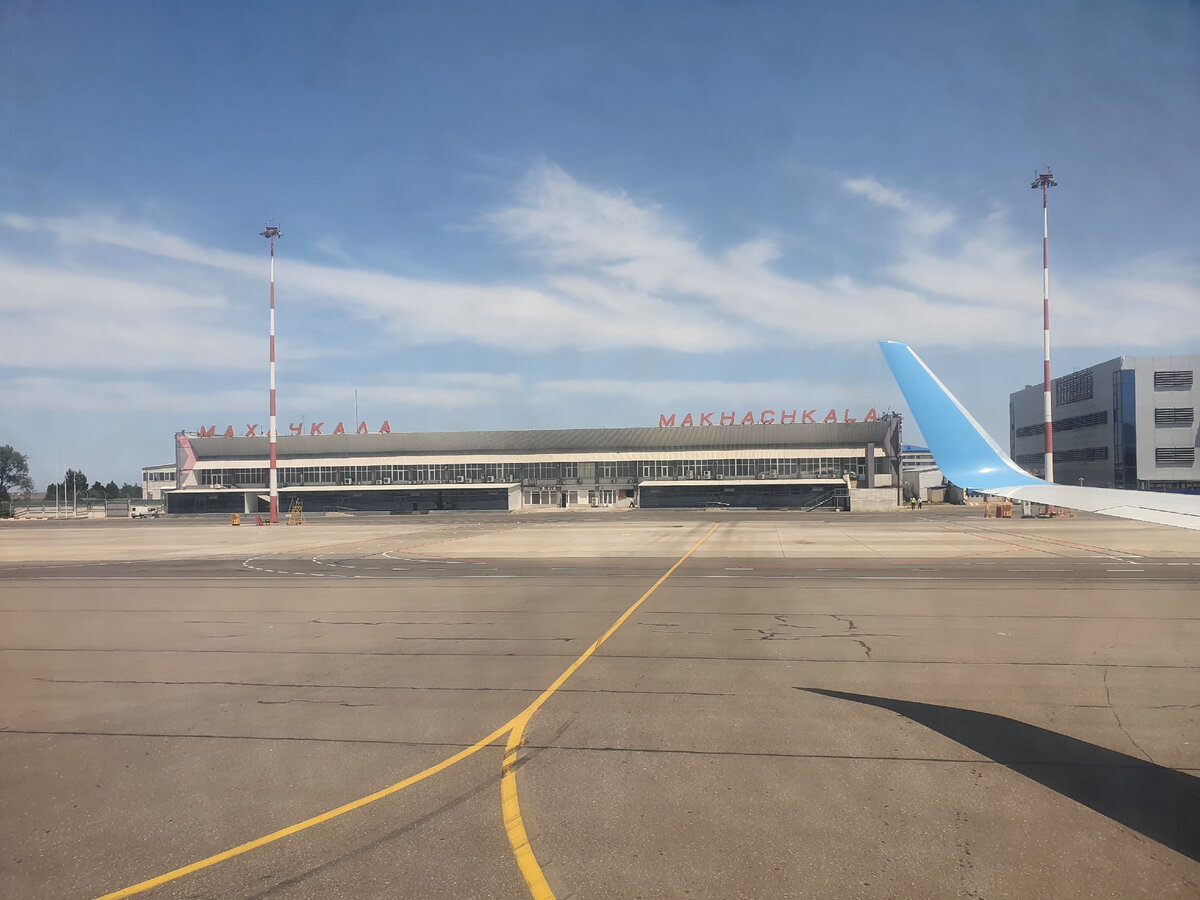 Аэропорт крошечный, если договариваетесь с машиной и летите без багажа, то максимум 10 минут от прилета до подачи закладывайте.