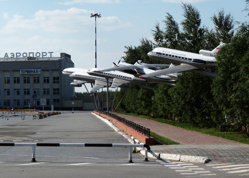 Аэропорт Нижневартовск. Аэропорт города Нижневартовск. Аллея почёта авиационной техники Нижневартовск.