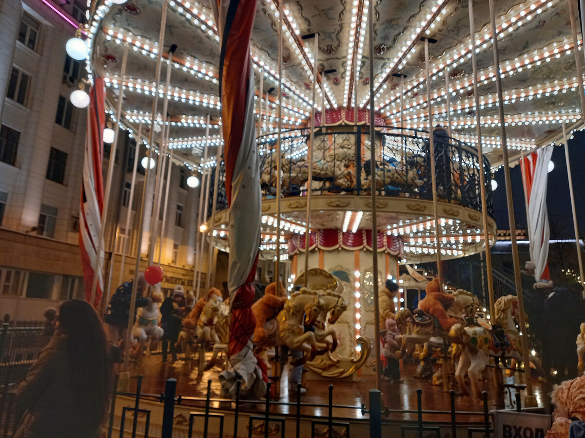 Ярмарочная карусель теперь непременный атрибут новогодней Москвы