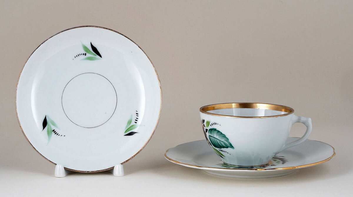 Сергей Чехонин (эскиз). Чайная пара и пирожковая тарелка. 1926–1930. Дулёво. Высота чашки 5 см. Диаметр блюдца 9,5 см. Диаметр тарелки 17 см. Аукционный дом «Литфонд». Источник: ru.bidspirit.com