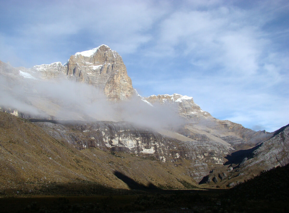 Ritacuba Blanco.  Πηγή: https://upload.wikimedia.org/wikipedia/commons/5/54/Sierra_Nevada_del_Cocuy_Ritacuba_Blanco_01/23/2009.jpg