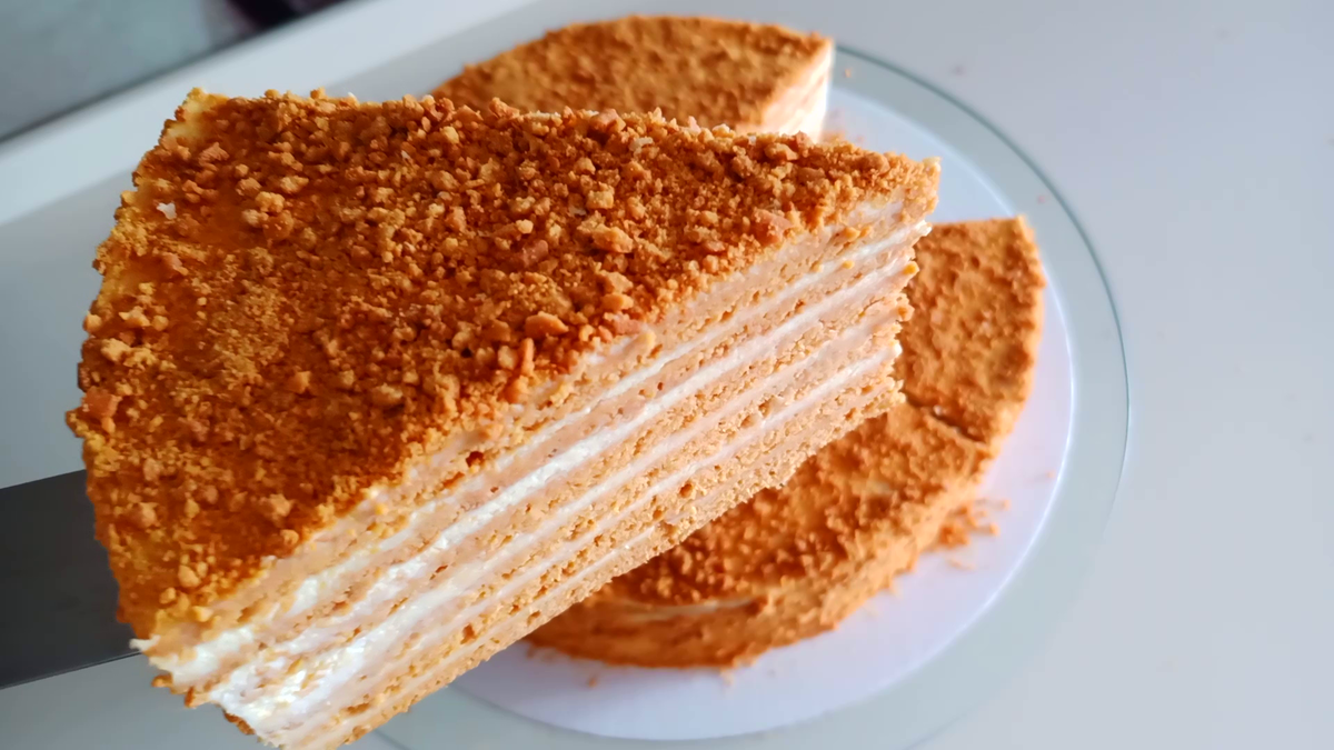 Как приготовить Медовый торт Медовик домашний с кремом из сметаны рецепт пошагово