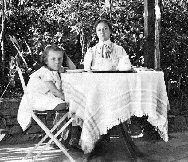 リダと母親のマリア・カルロヴナ