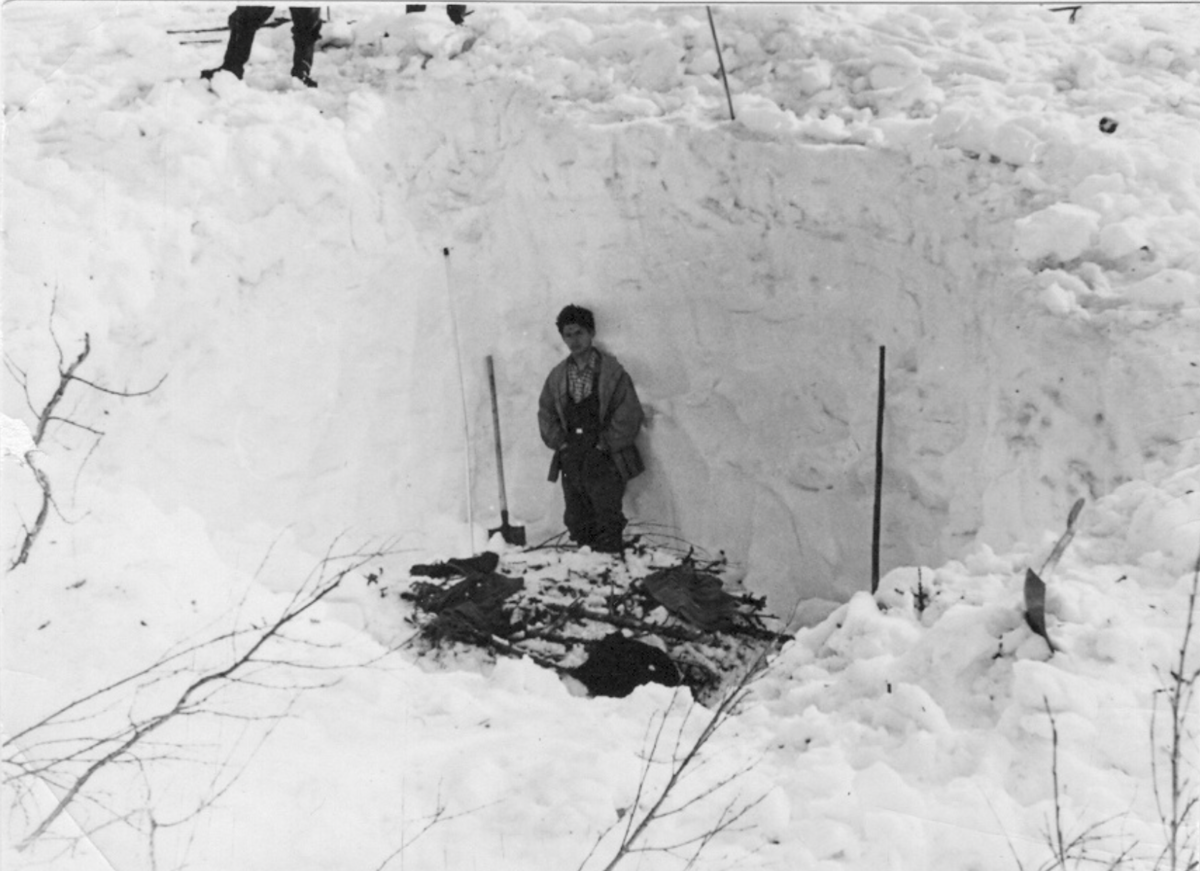 Настил на перевале Дятлова, архивное фото 1959 года. Оцените по фото, настил довольно толстый.