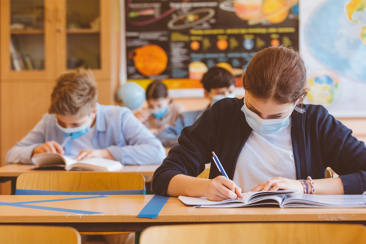 Ученики старших классов. Школьники в классе за партами. Студенты в вузе. Учеба в школе. Ученик за партой.