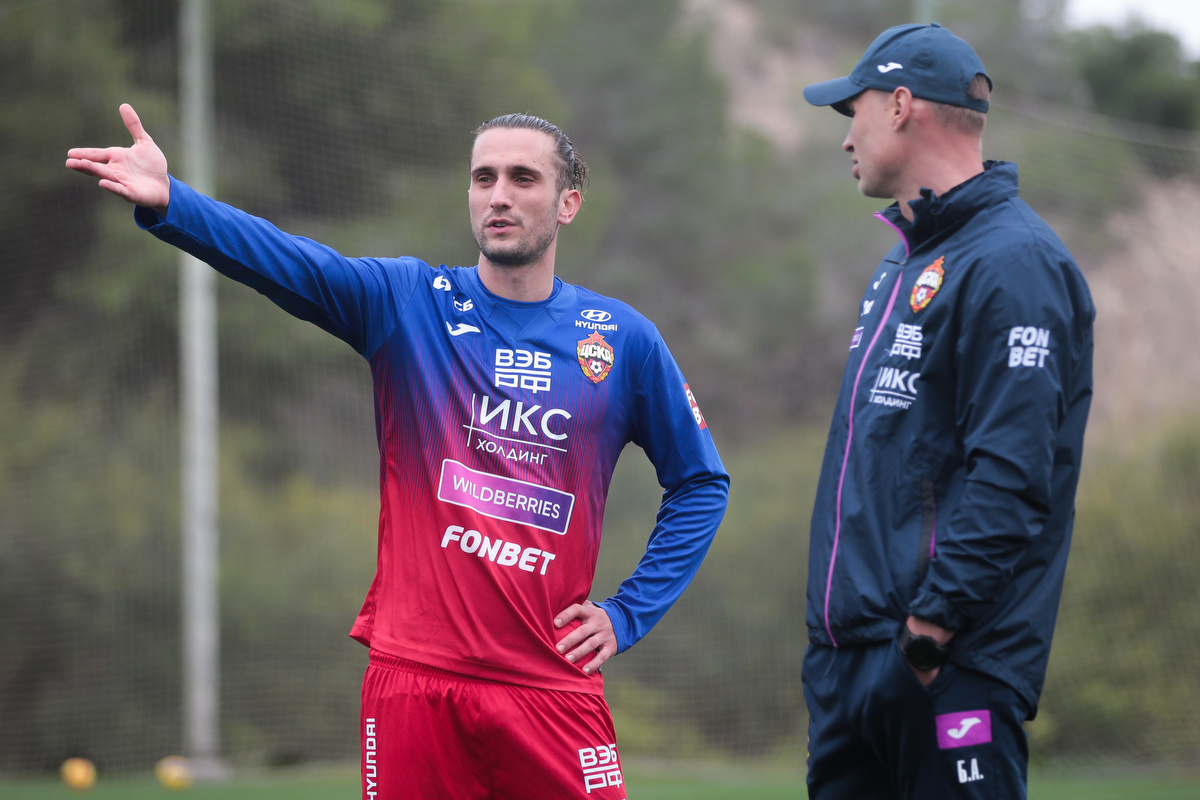 Языджи объясняет Березуцкому, в какую зону тот должен открываться.