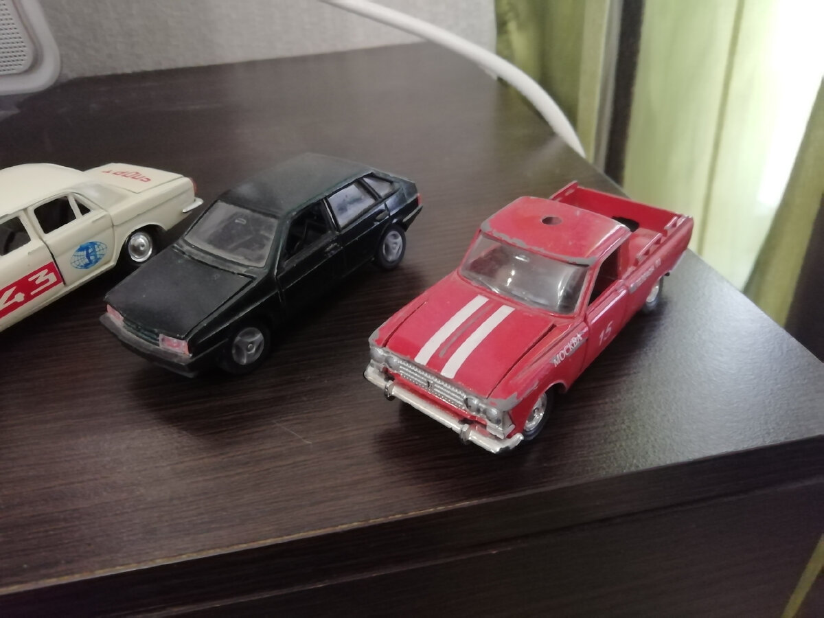 К слову, расскажу историю этого пикапа и двух моделей рядом. Ваз 2109, Волгу "ралли" и, собственно, Москвич - я покупал у очень молодого коллекционера, который, ну, не уберег. Машинки были хорошие, 2109 до сих пор стоит на моей полке без вмешательств. С Волгой я решил расстаться из-за сколов, а Москвич направил на восстановление.