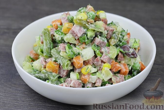 овощи замороженные, картофель, колбаса п/к, лук зелёный, зелень укропа, майонез, соль, перец чёрный молотый