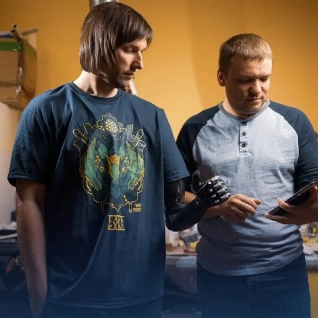 В декабре прошлого года российский разработчик мобильных игр «Pixonic», Андрей Квасов, получил долгожданный подарок, а именно протез руки.-2