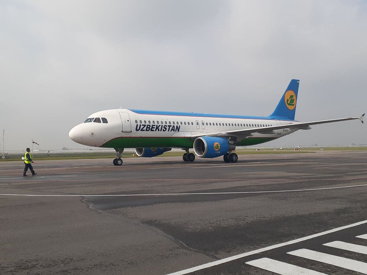 Uzbekistan airways рейсы. АН 158 Uzbekistan Airways. Боинг 737 Узбекистан. Boeing 737-800 Uzbekistan. Узбекистан Узбекистан Airways.