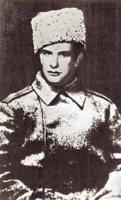 Маяковский, рядовой Военной автомобильной школы. 1916