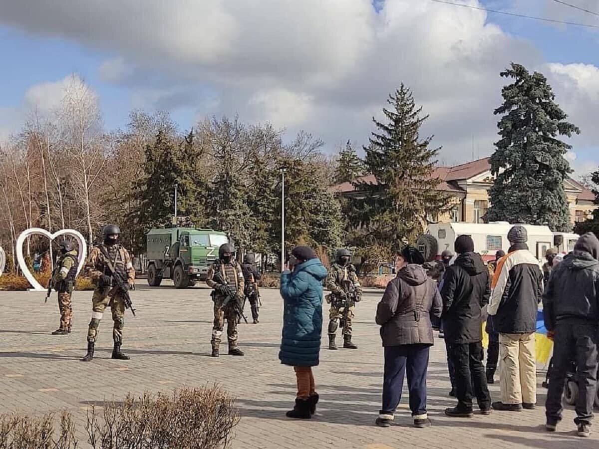 Новости украины хроника. Геническ российские войска. Русские войска в Херсоне. Российские военные в Херсоне. Российские войска бегут из Херсона.