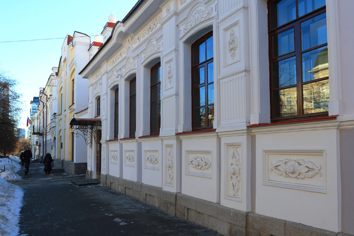 Доходный дом П.Е. Загайнова, в котором расположился Центр истории камнерезного дела, был построен в 1872 году. Его реконструкция длилась почти три года