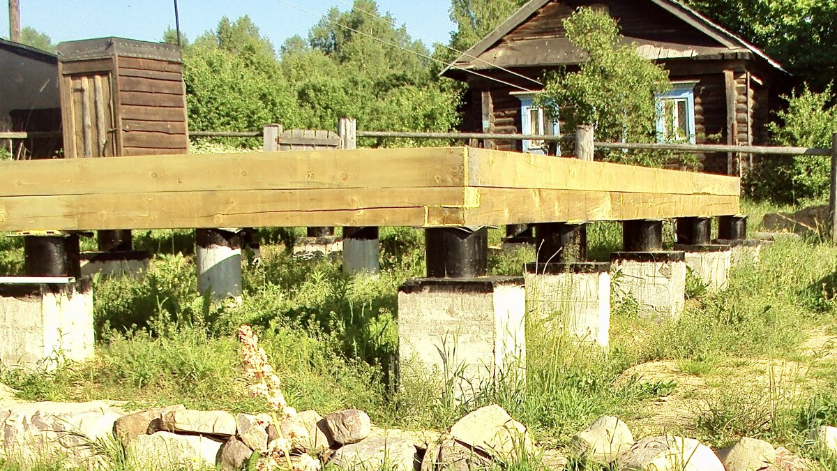 После  гидроизоляции уложил обвязочный брус 200*200 по фундаменту с выносом под крыльцо