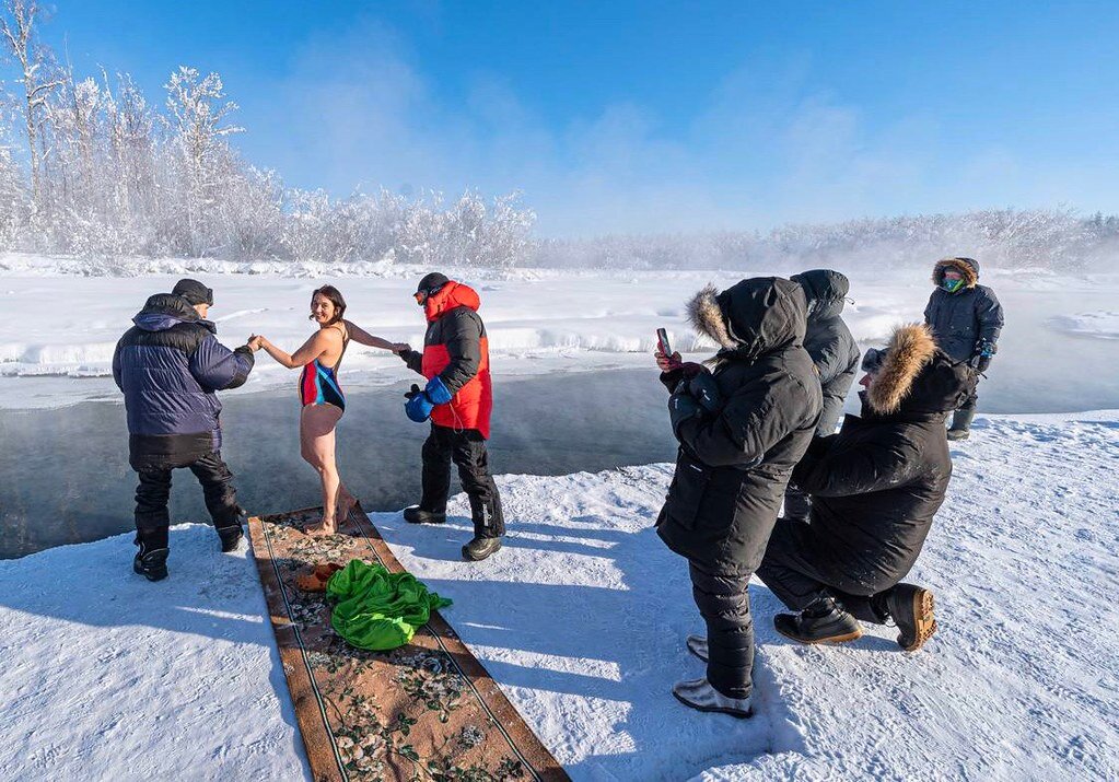 Якутск иркутск. Якутия зимой. Магадан зимой. Якутск зима. Зимние развлечения аттракционы.