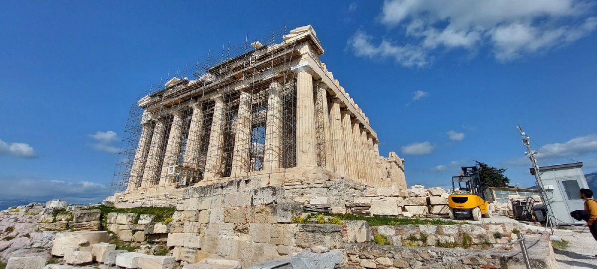 Акрополис не портят даже строительные леса