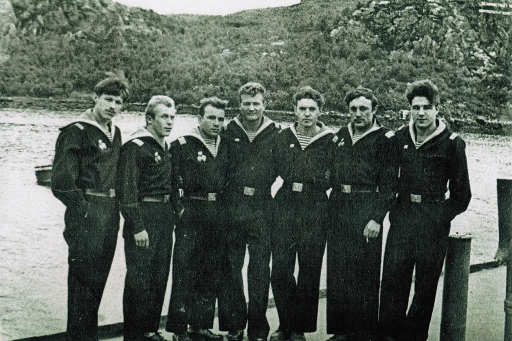 Часть экипажа перед дальним походом. Крайний слева − В. Стрелец. Западная Лица, 1961 год