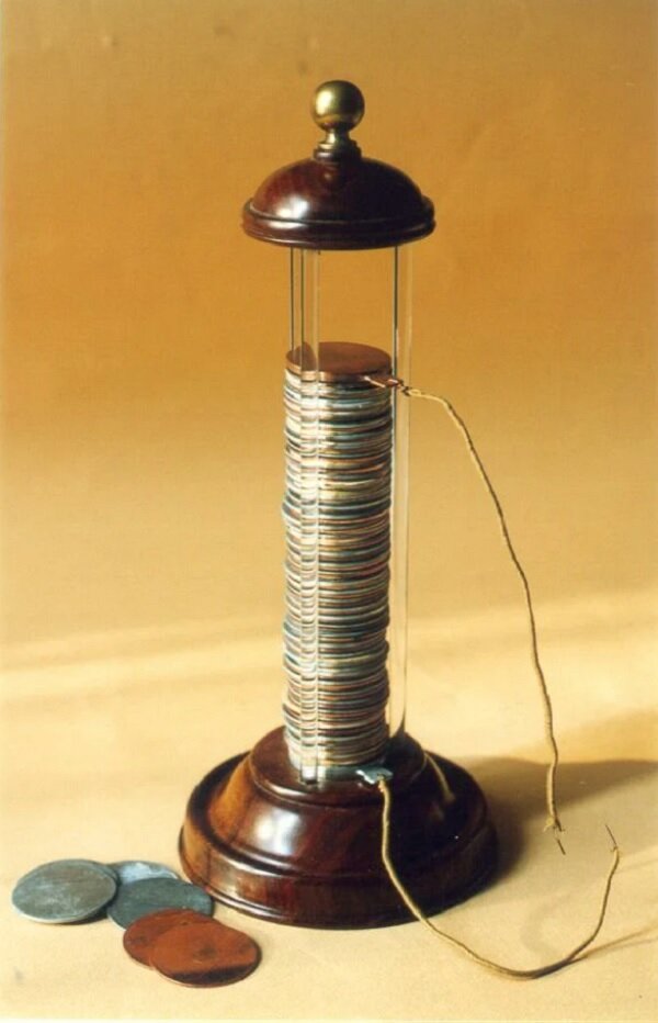 Изобретатель электрической батареи. 1800: электрическая батарея: алессандро вольта. Алессандро вольта электричество. Изобретатель электрической батареи. Алессандро вольта изобретение батарейки.