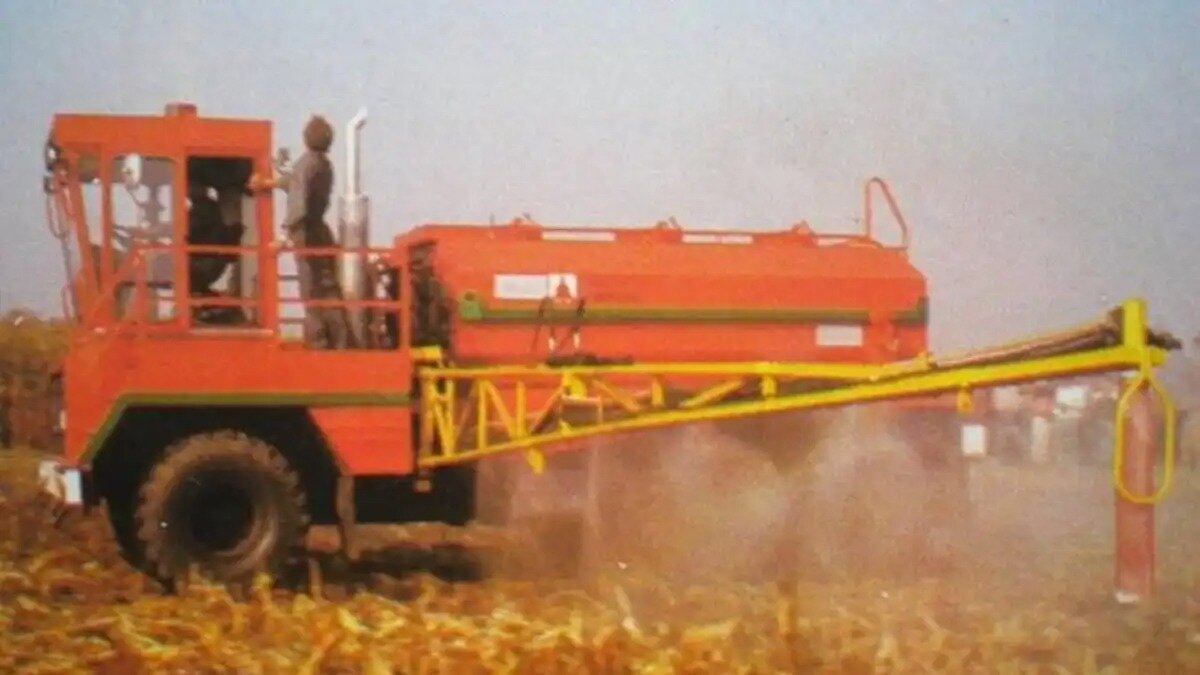 Фото: Портал agroportal24h.cz.   Машина для внесения удобрений PAG-7 от Agropodniku Gottwaldov из Чехословацкой ССР