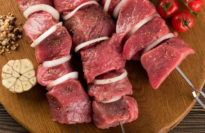 Если правильно приготовить шашлык из говяжьей вырезки, он получается нежнее и мягче шашлыка из традиционной свиной шеи.