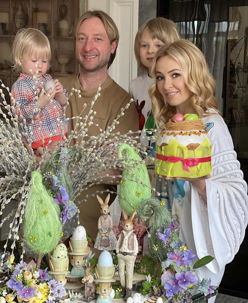 Яна Рудковская показала подписчикам роскошный пасхальный завтрак