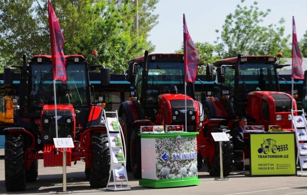 Тракторы МТЗ "Беларус" на выставке в Узбекистане (Ташкент, апрель 2022 года)