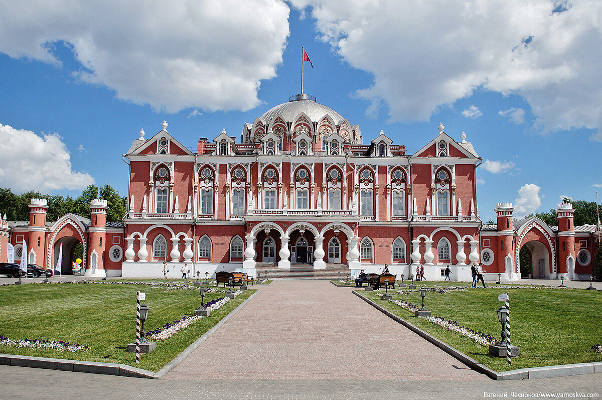 Петровский путевой дворец сайт. Петровский путевой дворец. Петровский дворец в Москве. Петровский замок в Москве. Петровский подъездной дворец в Москве.