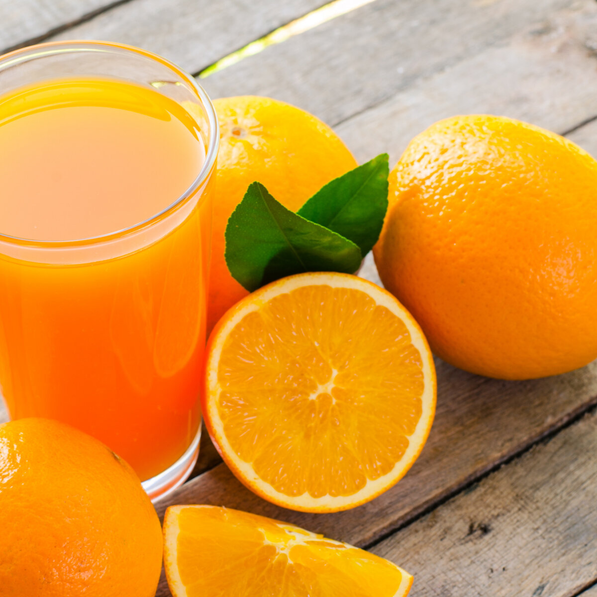 Сколько можно апельсинового сока. Оранж Джус. Апельсиновый сок. Апельсины для сока. Свежевыжатый сок апельсин.