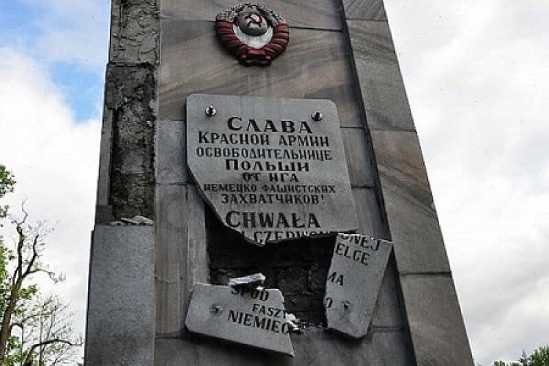 Памятник советским воинам в Польше 
