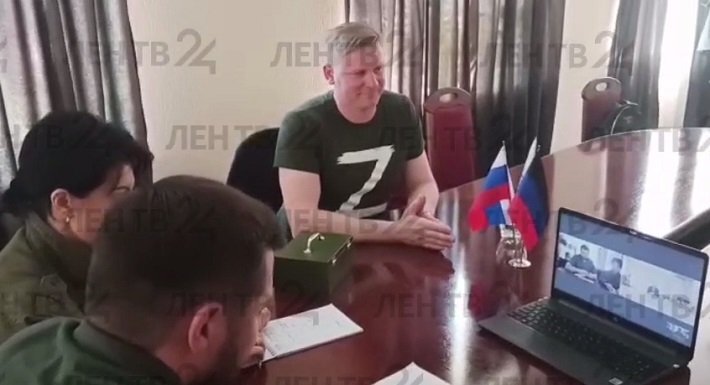 Совещание по видеоконференцсвязи губернатора ЛО Александра Дрозденко с главой администрации гЕнакиево Романом Храменковым и участниками десанта чиновников. Кадр телеканала «ЛенТВ24»